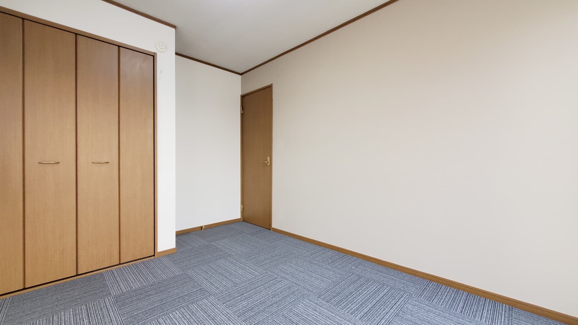 タイルカーペットが敷かれた部屋