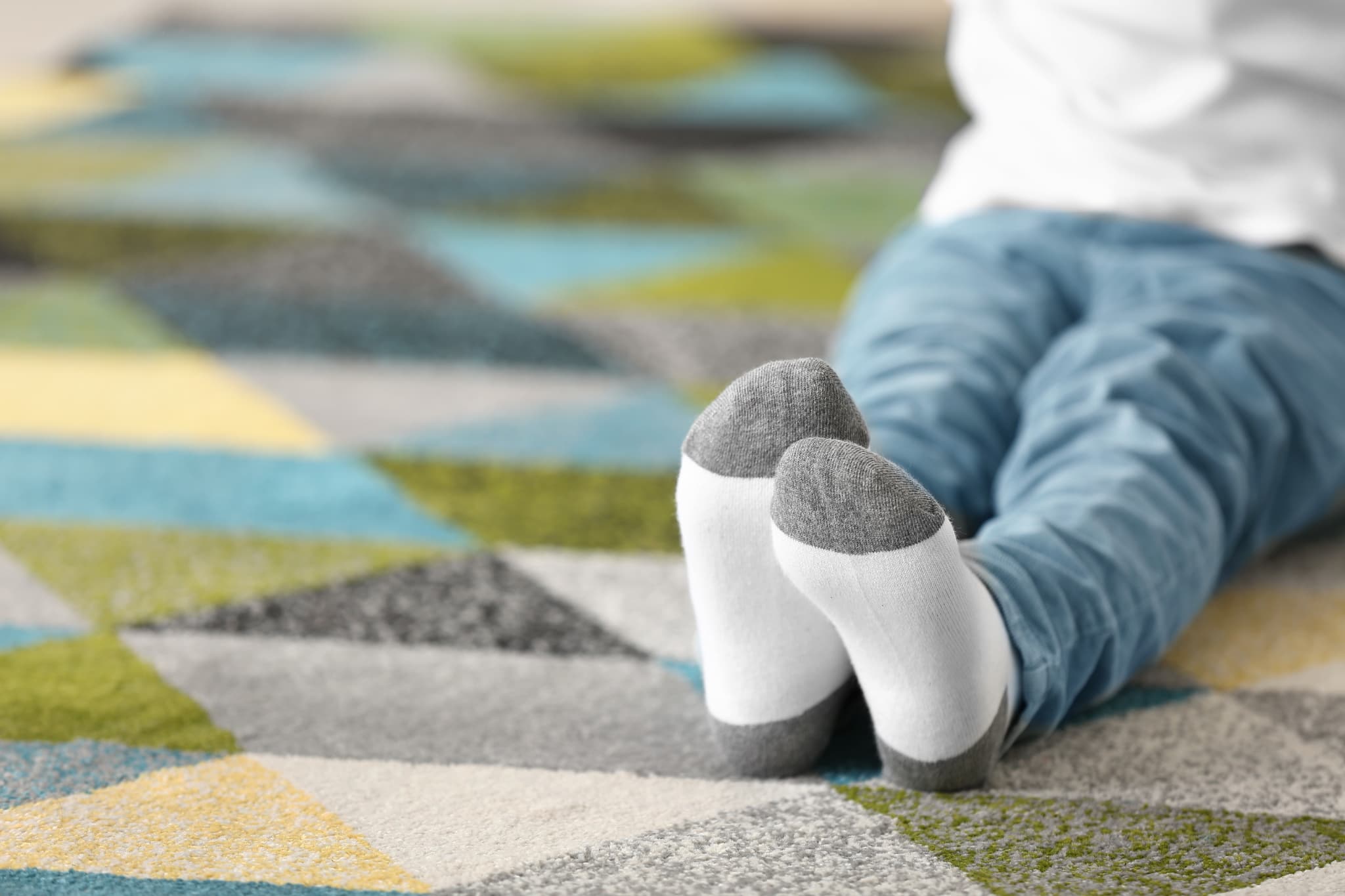 カーペットの上でくつろぐ子ども